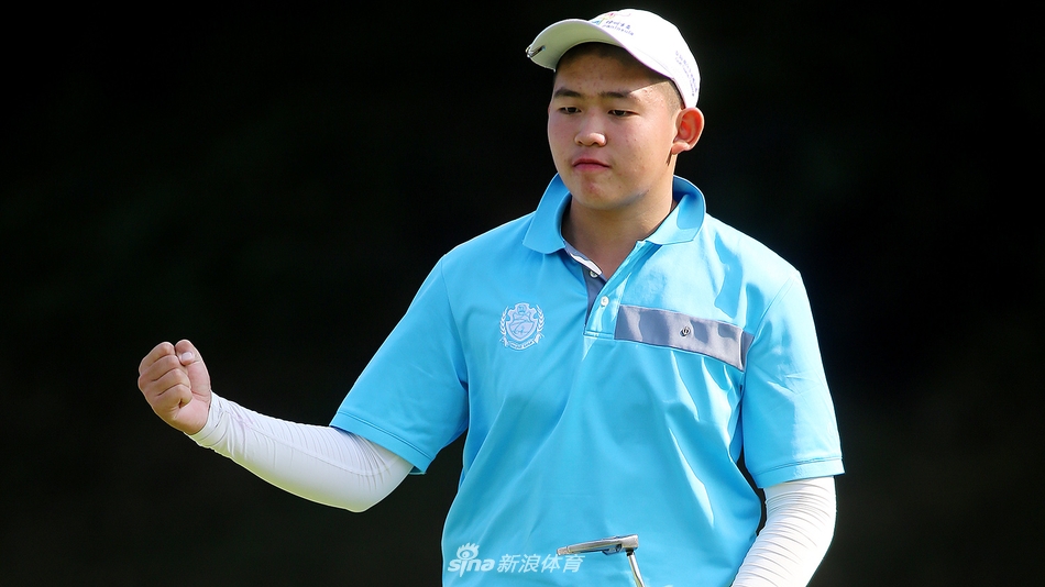 陈顾新与父亲一同研究球场攻略，父子间的交流充满了信任与默契。