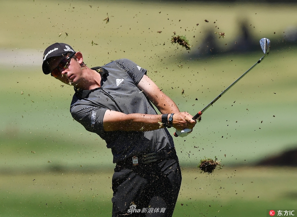 赛场精彩瞬间:高尔夫球在空中划出完美弧线,飞向远方旗杆