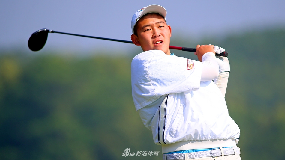 绿草如茵的观澜湖球场上，陈顾新优雅挥杆，白色小球划破长空飞向果岭。