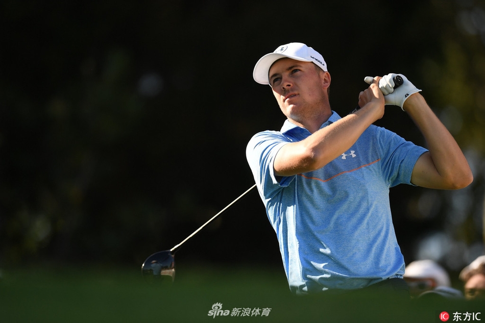 完成击球后的收杆姿态,身体平衡保持完美,尽显冠军风范