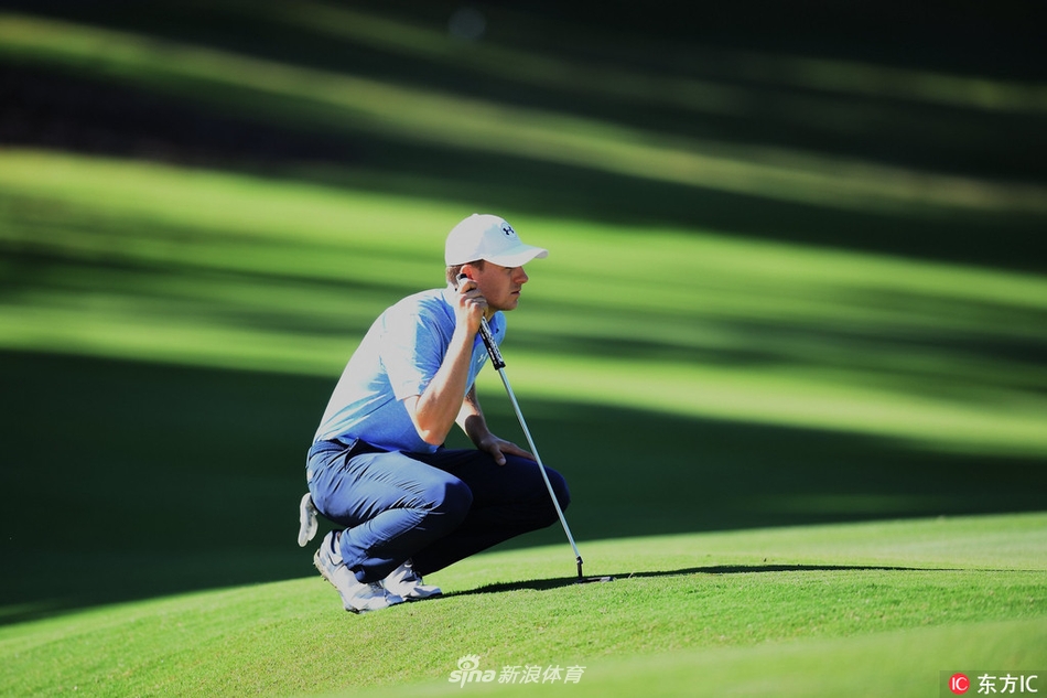 果岭上专注看线的斯皮思,弯腰仔细研判推击线路,神情严肃