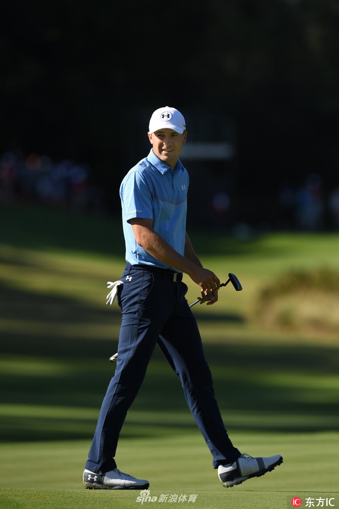 面对挑战,斯皮思在球道上露出标志性的沉着微笑,保持积极心态