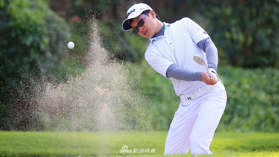 赛场边，热情的观众们举起手机记录精彩瞬间，共同见证新冠军的诞生。