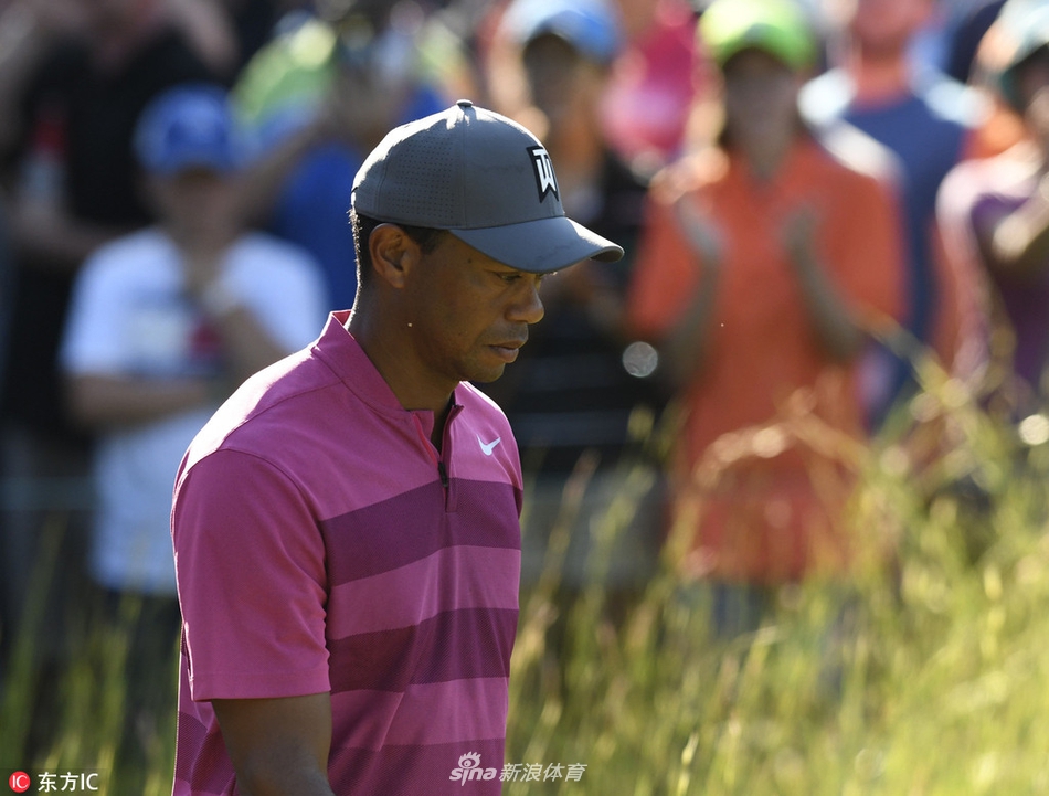 伍兹完成击球后走在TPC波士顿球场的球道上，表情从容，步伐稳健，尽显王者归来般的沉稳气场