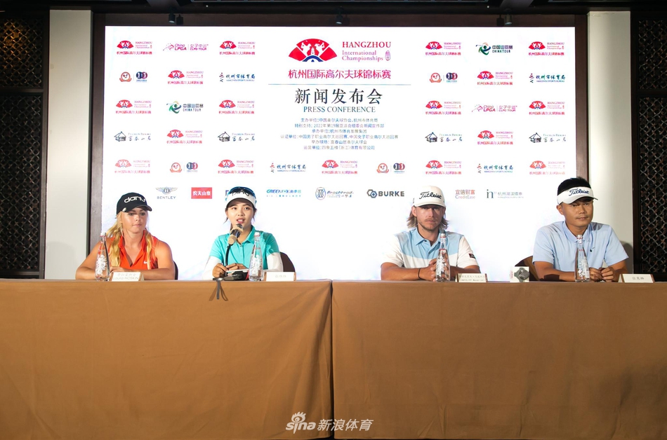 球员在发布会现场专注聆听,眼神中充满对即将到来的挑战的期待与坚定。