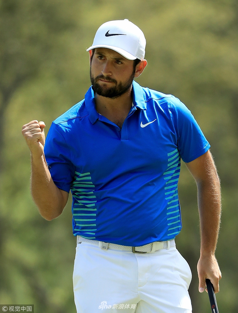 列维在颁奖典礼后手持奖杯与鲜花，向镜头展示胜利的喜悦与骄傲