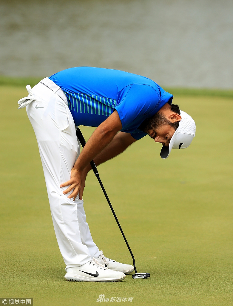 列维在获胜后激动地举起双臂庆祝，身后是辽阔的球场与欢呼的观众