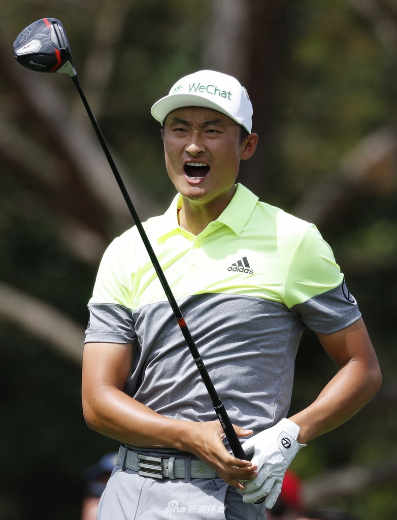 李昊桐在观众的注目下完成一次漂亮的挥杆，身体姿态舒展有力，白色小球划破天际。