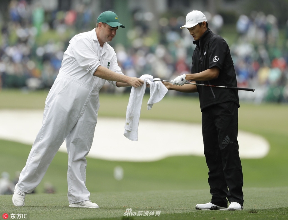 李昊桐神情专注，用白毛巾仔细擦拭着球杆的杆头，为下一次精准击球做好准备。