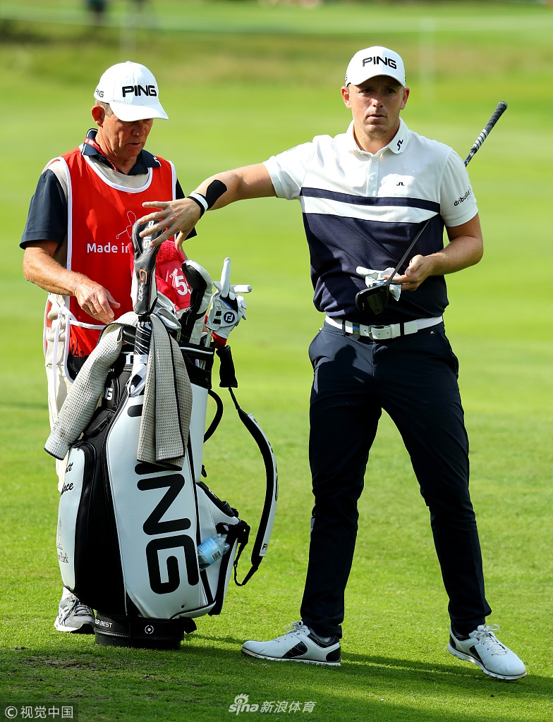 维斯特伍德在果岭边沙坑上演精彩救球，沙砾飞溅中小球精准飞向旗杆。