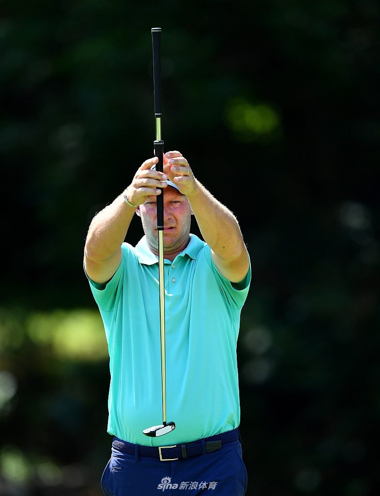 朱斯特-卢腾专注地进行推杆准备，果岭上的每一次推击都至关重要。