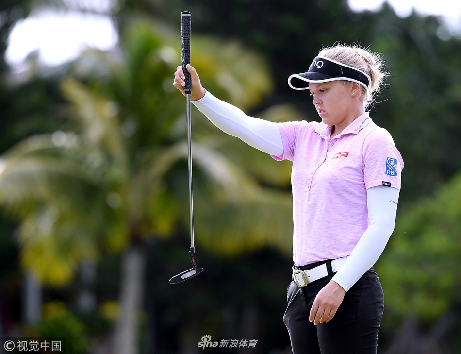 加拿大名将布鲁克·亨德森在寇欧琳纳球场果岭上专注推杆，她本轮狂抓六鸟无柏忌，状态火热。