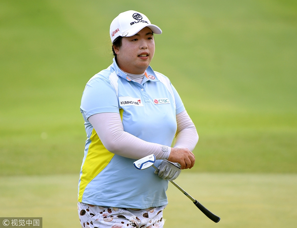 中国高尔夫球世界第一冯珊珊在夏威夷的海风中沉着切杆，她本轮稳健保帕，紧追领先者。