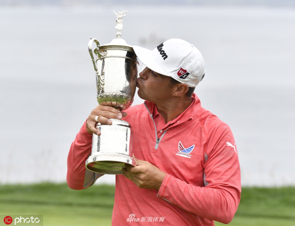 伍德兰德凝神注视小白球在第十洞球道上划出优美弧线，他的侧影在加州阳光下显得专注而坚定。