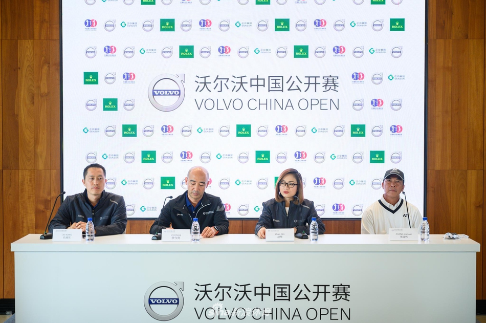 正中高尔夫球会绿意盎然的锦标级球场,球道蜿蜒如丝带,湖水如镜倒映蓝天,静候顶尖高球手的挑战。