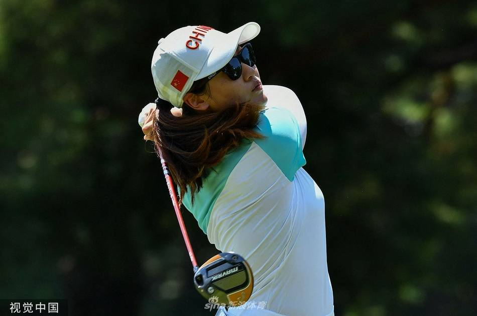 烈日下,林希妤在沙坑中冷静处理困难球位,沙粒飞扬间尽显沉着与专注