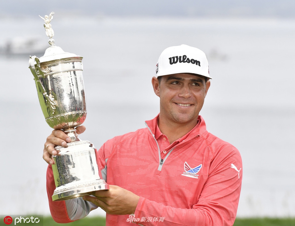 伍德兰德在第十八洞果岭紧握双拳，面向太平洋与漫天彩霞发出胜利的呐喊，圆石滩的黄昏为他加冕。