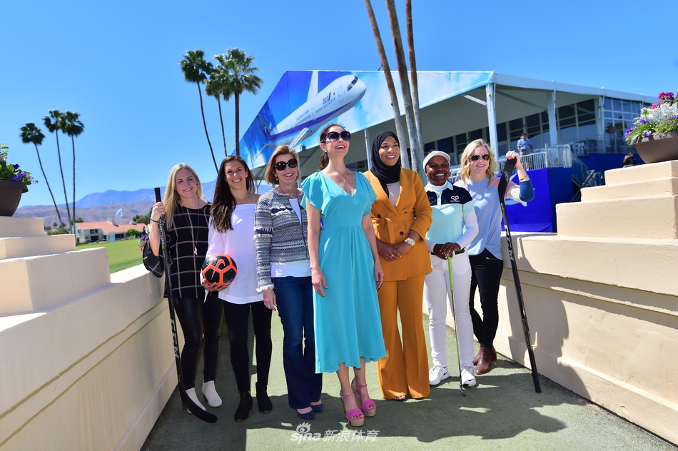 美国女足名将卡莉·洛埃尝试高尔夫推杆，神情专注，展现出运动员跨项目挑战时的认真与趣味。