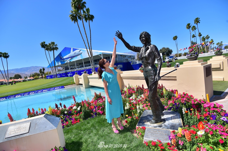 美国女子高尔夫球星魏圣美在发布会现场，身着干练服饰，正专注地回答记者提问，背景是赛事标志。