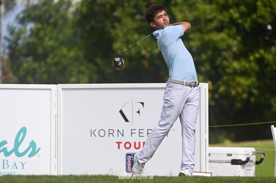 狄伦-吴在巴哈马碧海蓝天的背景下潇洒挥杆,球杆划出一道完美弧线