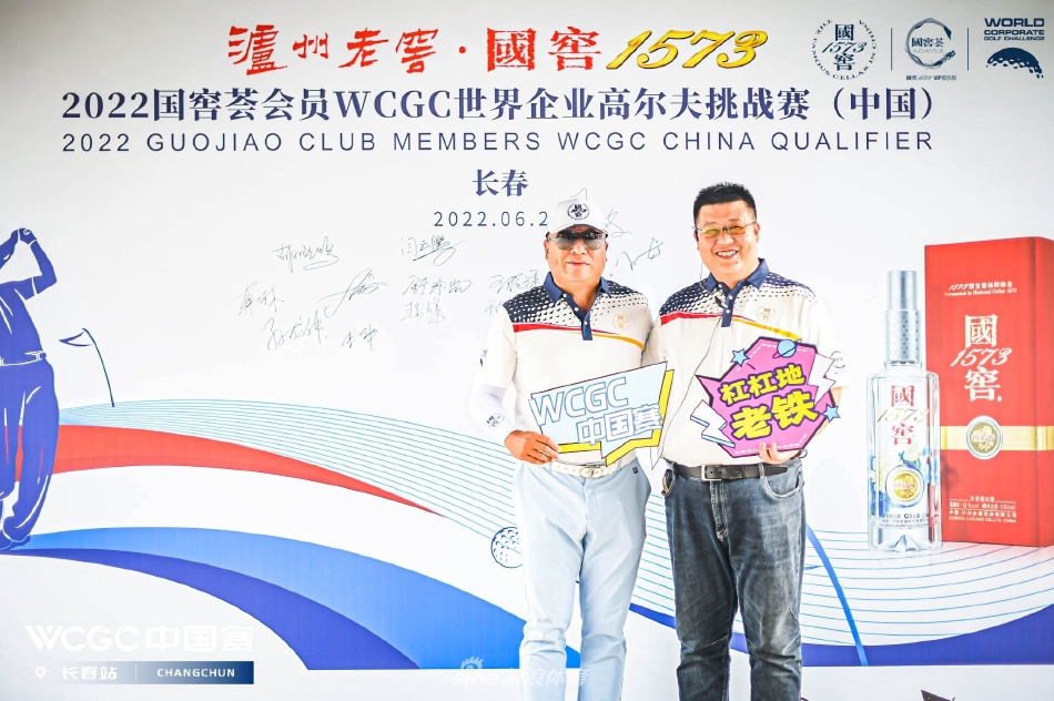 果岭之上，一位球员正全神贯注地俯身观察推杆线路，手中的推杆与脚下修剪整齐的绿草，构成了宁静而充满张力的瞬间