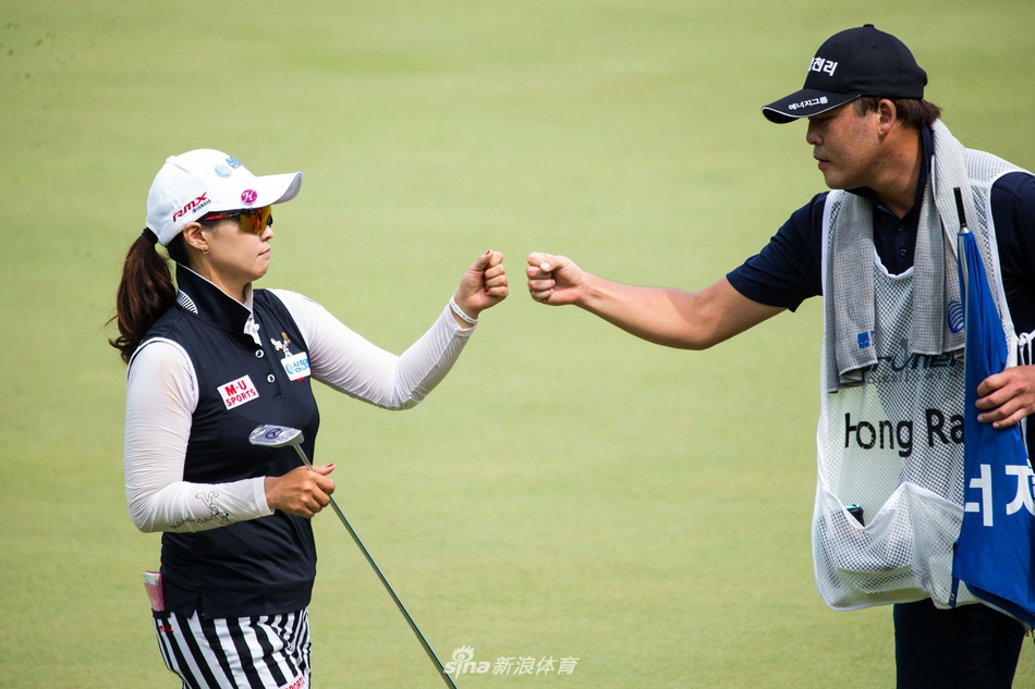 隋响在果岭边缘轻巧切球，小球划过一道优美弧线，稳稳飞向洞杯