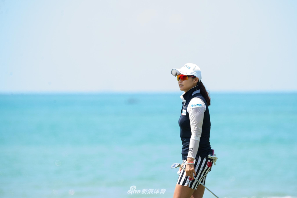 陈立庆凝视果岭，目光如炬，正在心中精确计算推杆的力道与方向