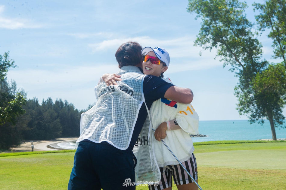 洪兰与球童在颁奖典礼后开心拥抱，共同分享夺冠后的无尽喜悦与激动