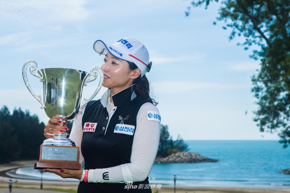 洪兰深情亲吻冠军奖杯，闭目微笑间，满是梦想达成的幸福与感慨