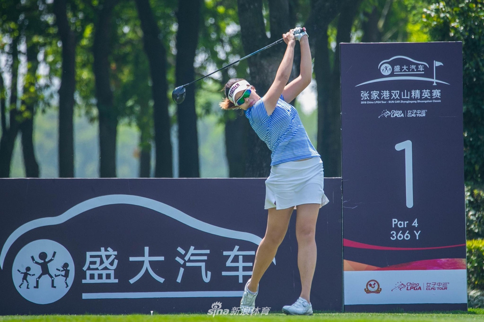 夕阳西下，一名球手在空旷的球道上独自漫步，金色的余晖洒满全身，构成了一幅宁静而富有诗意的训练收官图景。