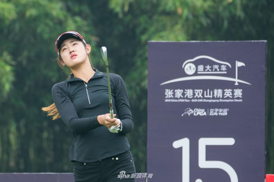 卫冕冠军刘文博在发球台上优雅挥杆,动作流畅,正值17岁的她肩负着中国军团的卫冕希望