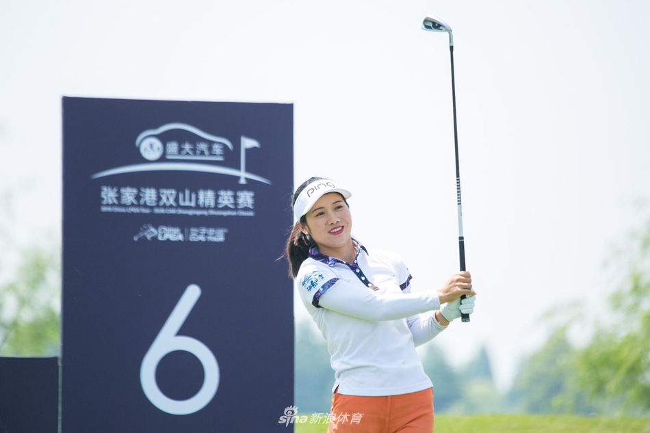 陈翠霞身着亮色运动服，在沙坑中全神贯注地练习救球，沙粒飞扬的瞬间定格了她的果敢与力量。