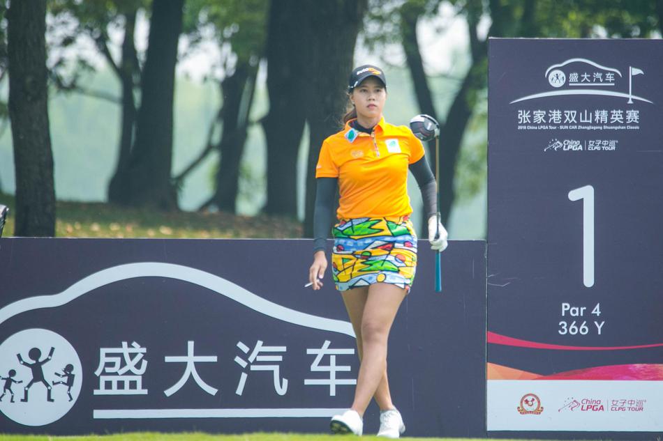 赛事观众聚集在风景如画的湖畔观赛区,远眺球员竞技,构成了一幅人与自然、运动与休闲和谐共处的生动画面。