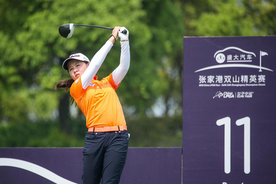 球员罗莹在沙坑中救球,沙粒飞扬的瞬间捕捉了她面对挑战时全神贯注的拼搏姿态。