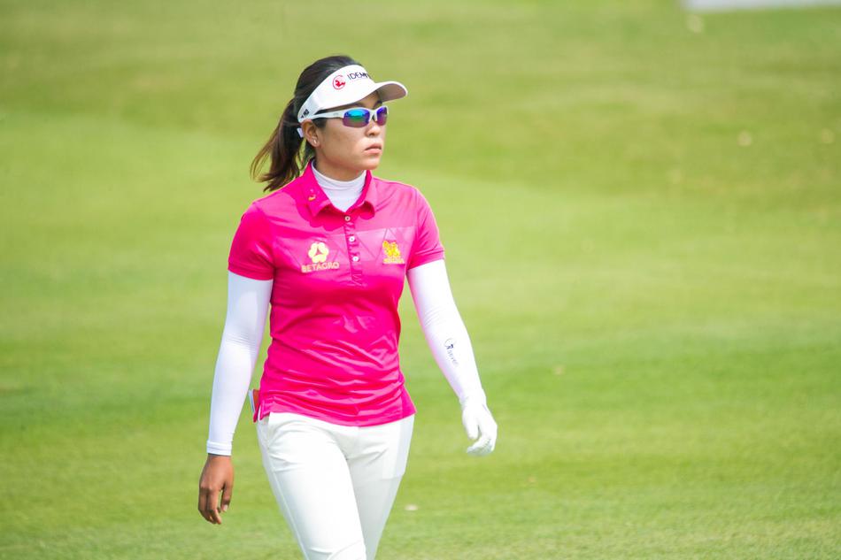 金蔓在开球台上眺望远方球道,侧影沉静,仿佛在计算着风速与策略,谋划下一杆的进攻。