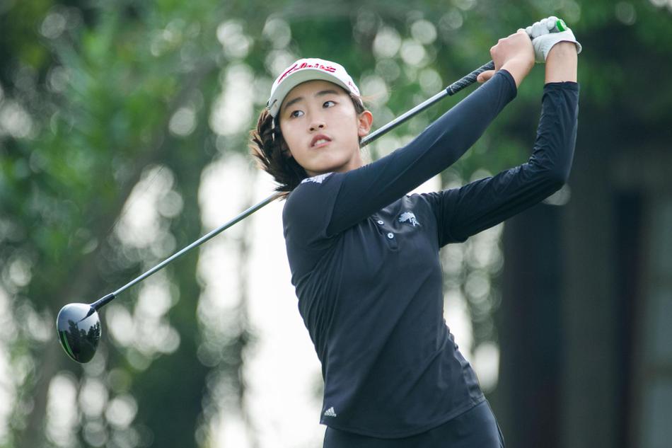 卫冕冠军刘文博专注观察果岭线,表情沉着坚毅,肩负着卫冕与引领后辈的双重使命。