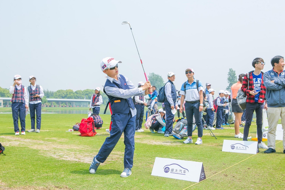 温馨大合影，所有球员与孩子们在绿茵场上并肩而立，笑容灿烂如花