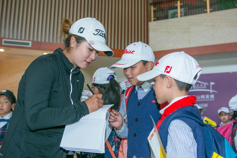 陈子涵与两位小球员开心合影，三人笑容灿烂如同亲密无间的朋友