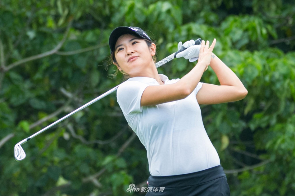 比赛关键时刻选手凝神思考策略,展现出高尔夫运动的智慧与静气