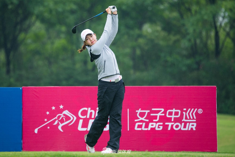 王馨迎全神贯注凝视果岭，优雅侧影与远处球道融为一体