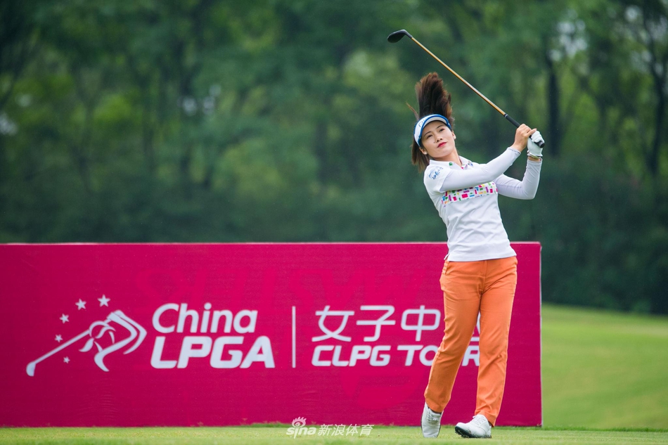 肖琪锋眺望远方球道，凝神思考下一杆进攻策略