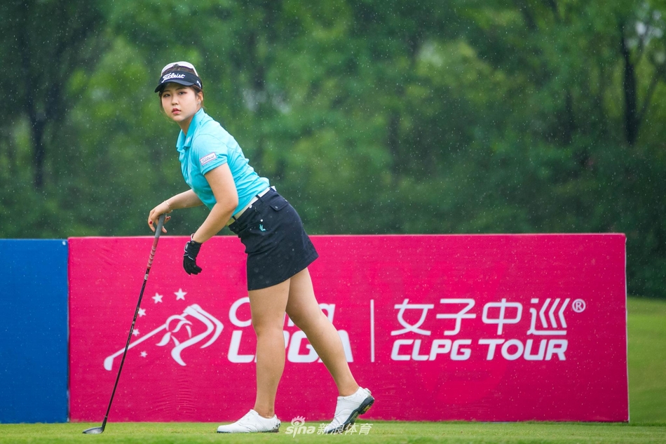 杨慧萍轻柔推杆，果岭光影交错映照出宁静而决胜的时刻