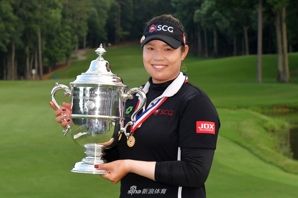 阿瑞雅在第十八洞果岭振臂高呼,阳光映照着她激动的脸庞与身后广阔的球场