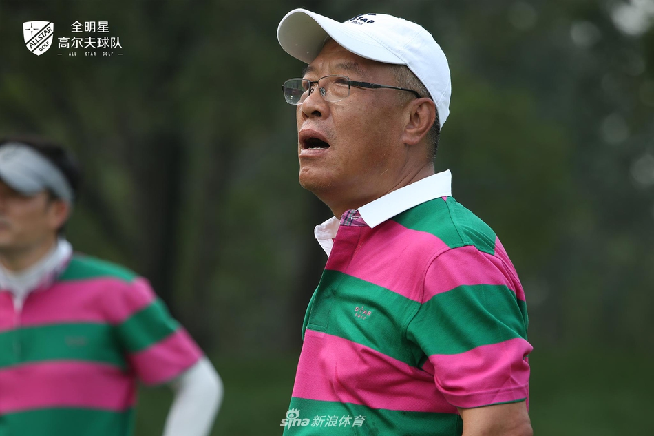 夕阳下，球员组队归来，长长的影子映在球道上，画面温馨宁静