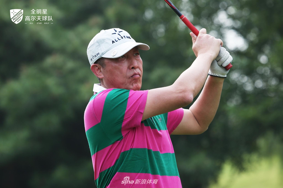 宽阔的球道全景，湖水湛蓝，绿草如茵，球员身影点缀其间如画