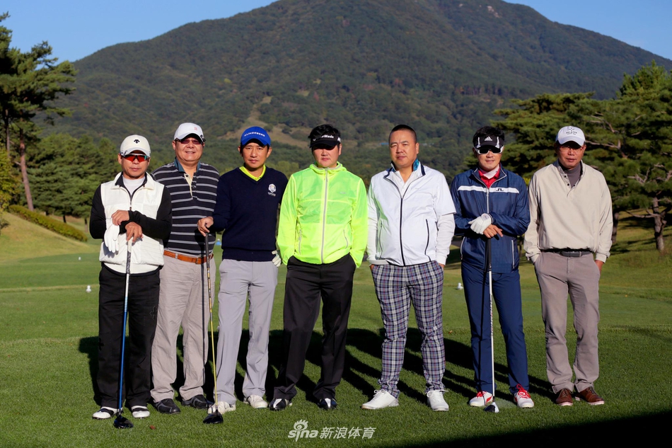 队员们精神抖擞地在釜山碧海蓝天的球场上集体合影，笑容灿烂。