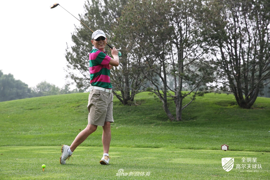 开球仪式上，一位球星优雅挥杆，白色小球划破晴空飞向远方绿地