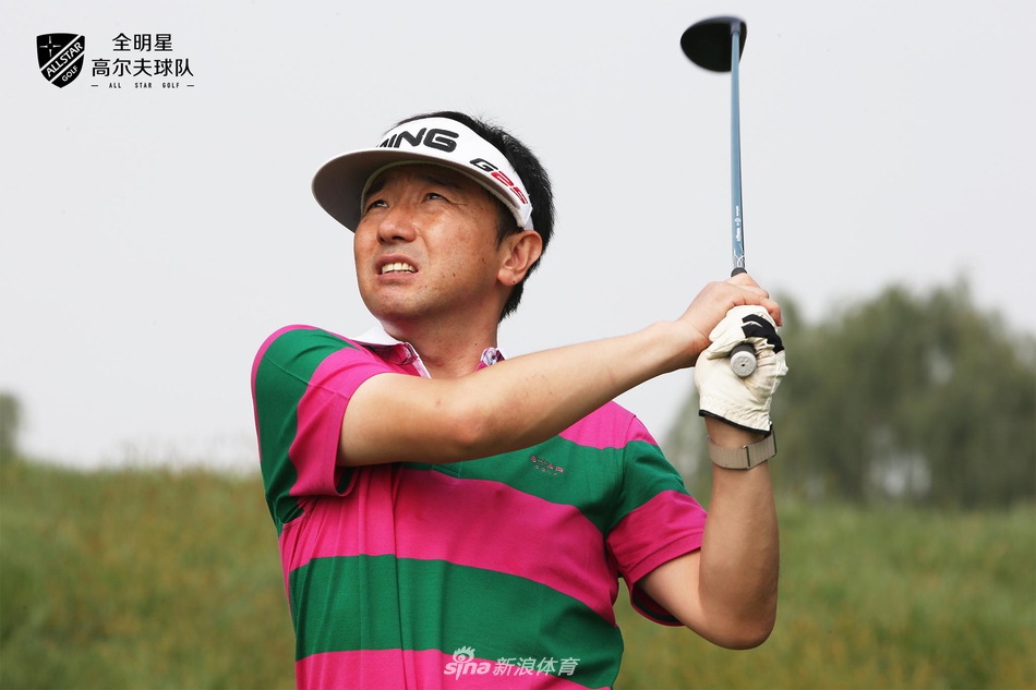 比赛间隙，两位球星并肩走在球道上，轻松交谈，尽显友谊