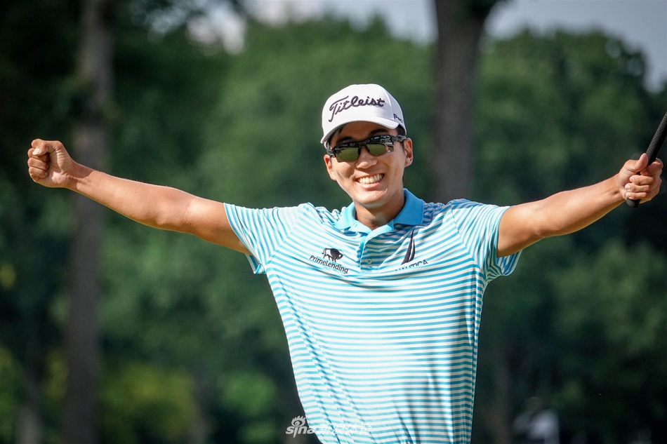 绿意盎然的TPC鹿场第七洞,迈克尔金在果岭边沉着推杆,观众屏息凝视,阳光洒满赛场。