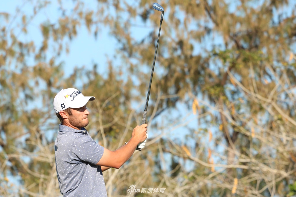 吴阿顺与球童在斐济的烈日下并肩前行,共同商讨战术,是赛场上一道默契的风景线。